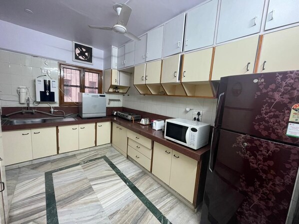 Refrigerador, microondas, placa de cocina, lavavajillas