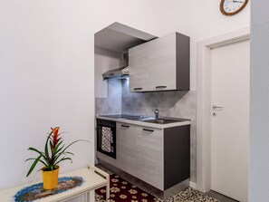 Fridge, oven, cookware/dishes/utensils