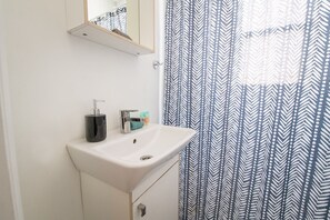 Secador de cabelo, toalhas de banho, sabonete, papel higiênico