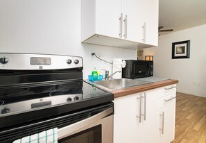 Private kitchen - Cozy 1 Brm 30 Day Rental Apartments with Wifi and Parking in the Heart of Miami! (Miami)