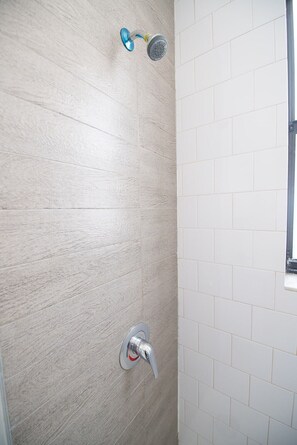 Sèche-cheveux, serviettes fournies, savon, papier toilette