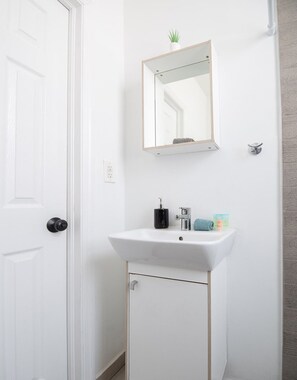 Hair dryer, towels, soap, toilet paper - Cozy 1 Brm 30 Day Rental Apartments with Wifi and Parking in the Heart of Miami! (Miami)