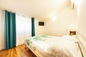 2 bedrooms, iron/ironing board, WiFi, bed sheets