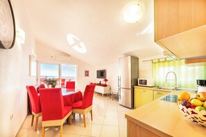 Réfrigérateur, four à micro-ondes, un four, surface de cuisson