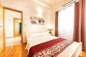 2 habitaciones, tabla de planchar con plancha, wifi y ropa de cama 