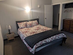 3 chambres, fer et planche à repasser, Wi-Fi, draps fournis