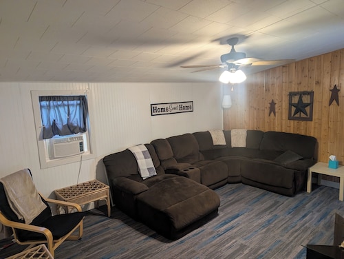 Near the park! 3-bedroom house with wifi and AC