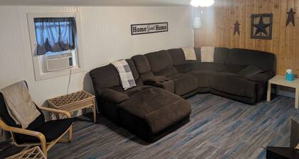 Near the park! 3-bedroom house with wifi and AC