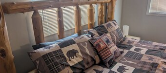 Near the park! 3-bedroom house with wifi and AC