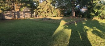 Near the park! 3-bedroom house with wifi and AC