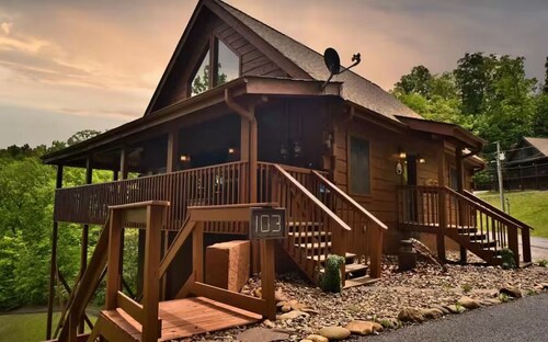 Washer dryer arcade game hot tub Waterview 3 bedroom 4 bed Awesome cabin.