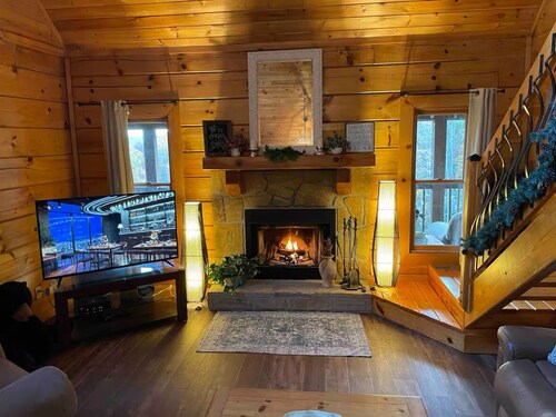 SEPTEMBER SPECIAL, Book 3days get 4th free. Gorgeous 3-bedroom cabin with hottub