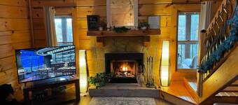 SEPTEMBER SPECIAL, Book 3days get 4th free. Gorgeous 3-bedroom cabin with hottub