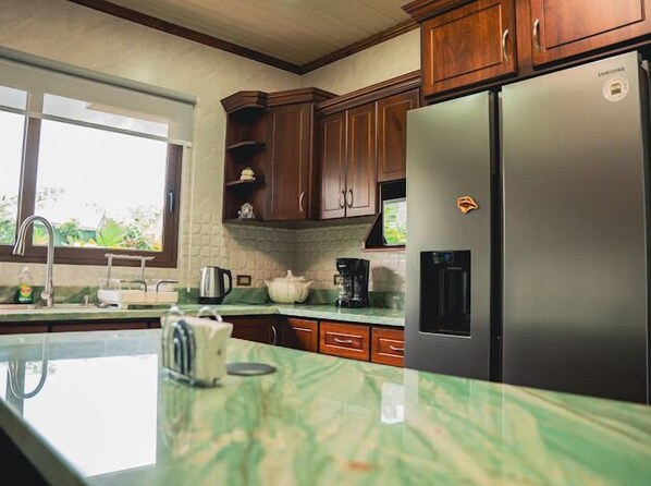 Microondas, horno, placa de cocina