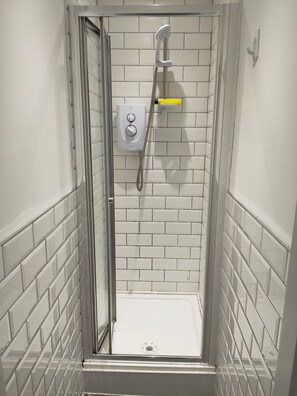 Shower, bidet, towels, soap - Anfield View Escape – Private Ensuite Room Near Stadium & Shops (Anfield)