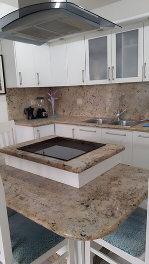 Fridge, microwave, oven, stovetop - Apartment in MARGARITA Island, a paradise of eternal summer(beach 365 days) (Pampatar)