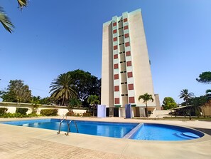 حمّام سباحة خارجي