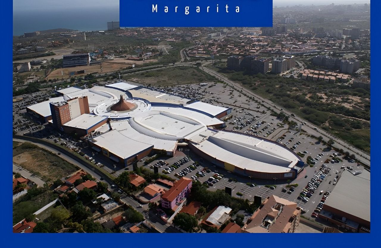 Vista aérea de um complexo de estádio amplo e com vários níveis, incluindo vários estádios e áreas de estacionamento.