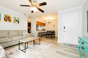 Living area - 2-bedroom apartment in South Tampa with King Bed! (Tampa)