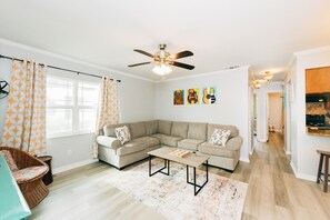 Living area - 2-bedroom apartment in South Tampa with King Bed! (Tampa)