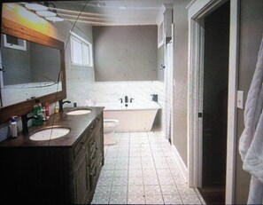 Sèche-cheveux, serviettes fournies, savon, papier toilette