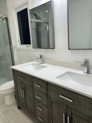 Jetted bath, towels, soap, toilet paper