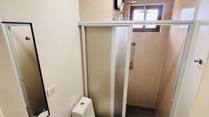 Kondominium, 1 kamar tidur, balkon | Kamar mandi