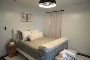 4 bedrooms, iron/ironing board, internet, bed sheets