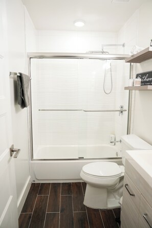 Secadora de cabello, toallas, jabón, papel de baño 