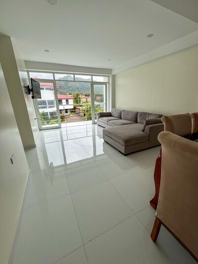 Amazing 4-bedroom third floor apartment in San Ramón