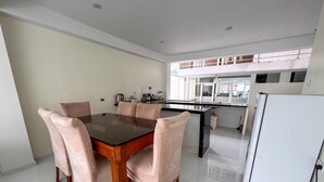 A modern kitchen with a dining area. - Amazing 4-bedroom third floor apartment in San Ramón (San Ramón)