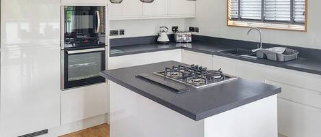 Køleskab, ovn, kogeplade, opvaskemaskine