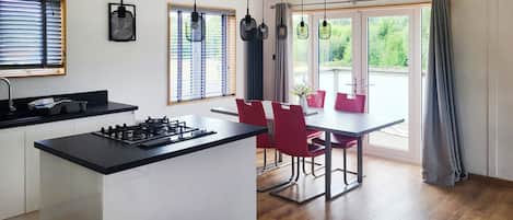 Frigorifero, forno, piano cottura, lavastoviglie