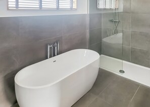 Bathroom - 1 bedroom accommodation in Newbury (Newbury)