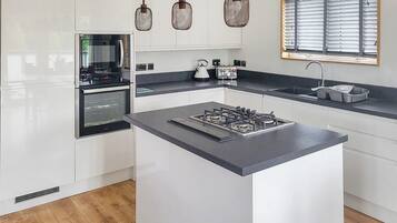 Réfrigérateur, four, plaque de cuisson, lave-vaisselle