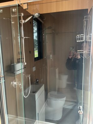 Douche, sèche-cheveux, serviettes fournies