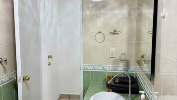 Douche, serviettes fournies, savon, papier toilette