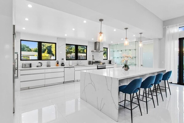 Fridge, microwave, oven, stovetop - Casa Elite | New Construction Villa | Top Location | Jacuzzi (Miami)