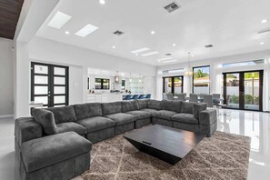 Televisio, takka, työhuone