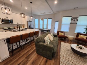 Living area - Enchanting townhome in vibrant Houston (Houston)