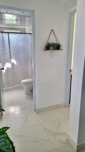 Ducha, toallas, jabón, papel higiénico