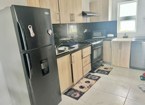 Kjøleskap, mikrobølgeovn, ovn og kokeplater