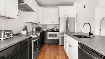 Réfrigérateur, micro-ondes, lave-vaisselle, cafetiÚre/bouilloire