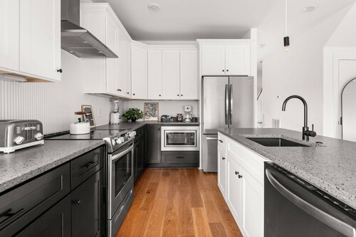 CP ~ Newly Listed Modern Home ~ Walkable to Local Food & Drinks  ~ Sleeps 6 ~ Free Parking ~ WiFi