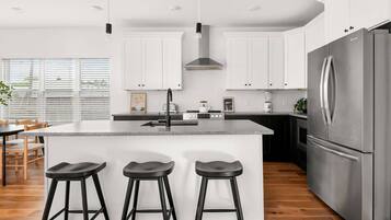 Réfrigérateur, micro-ondes, lave-vaisselle, cafetiÚre/bouilloire