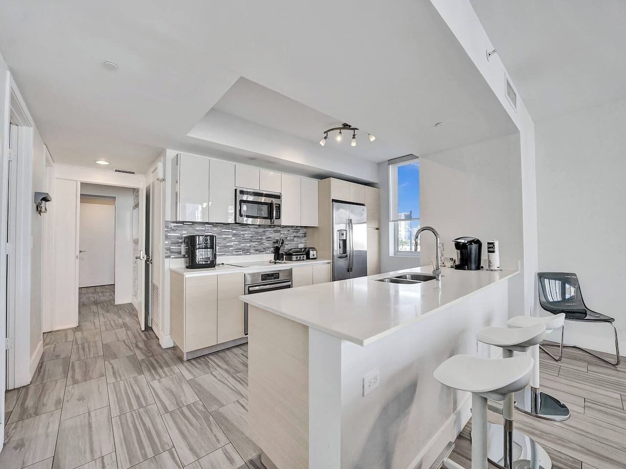 Jääkaappi, mikroaaltouuni, uuni, liesi