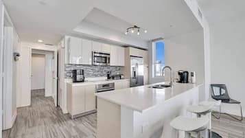 Jääkaappi, mikroaaltouuni, uuni, liesi