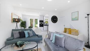 Rumah Basic | Area keluarga | Smart TV 42-inci dengan saluran TV satelit dan Netflix