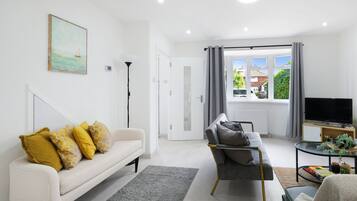 Rumah Basic | Area keluarga | Smart TV 42-inci dengan saluran TV satelit dan Netflix