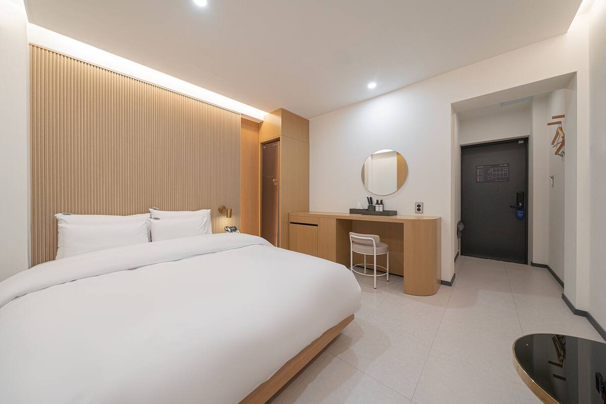 Business Double Room | Free WiFi